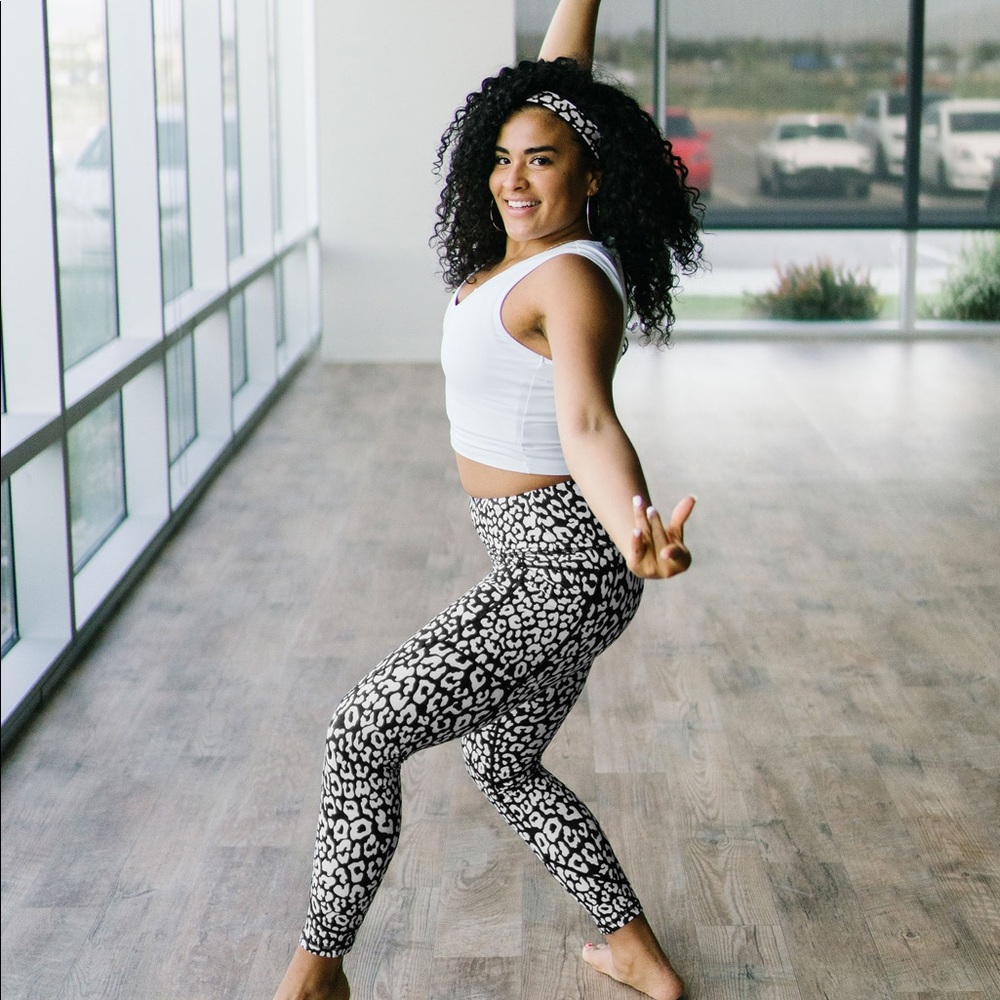 Zyia Black and White Leopard Pocket Light n Tight Hi-Rise 7/8 24", size 8-10